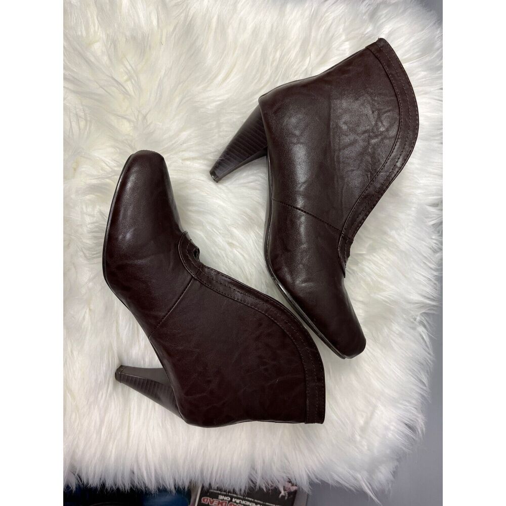 Monroe & Main booties Womens 9.5 studded accents on heels‎ Brown Ankle